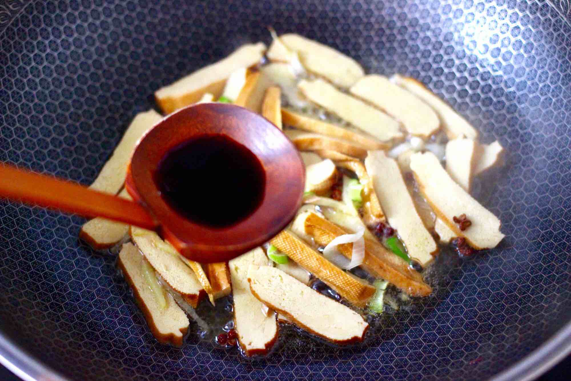 墨魚香干芹菜小炒的做法-咸鮮味炒菜譜-易網健康養生網 墨魚香干芹菜小炒的做法-咸鮮味炒菜譜