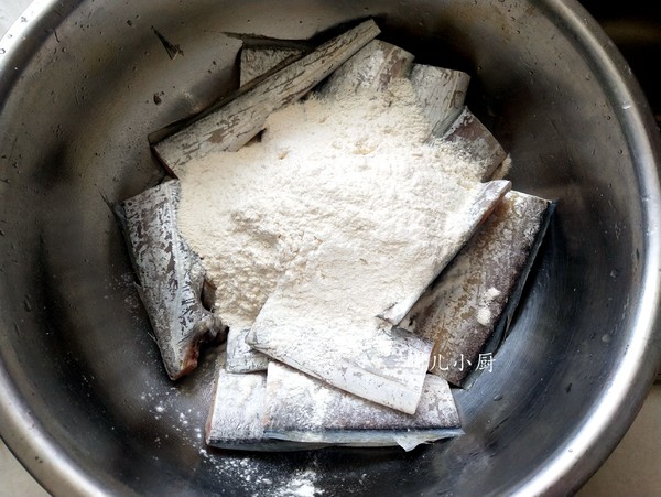 油炸刀魚的做法-家常味炸菜譜