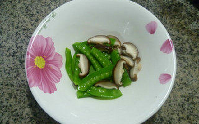 香菇荷蘭豆拌小素雞的做法-家常味拌菜譜-易網(wǎng)健康養(yǎng)生網(wǎng) 香菇荷蘭豆拌小素雞的做法-家常味拌菜譜