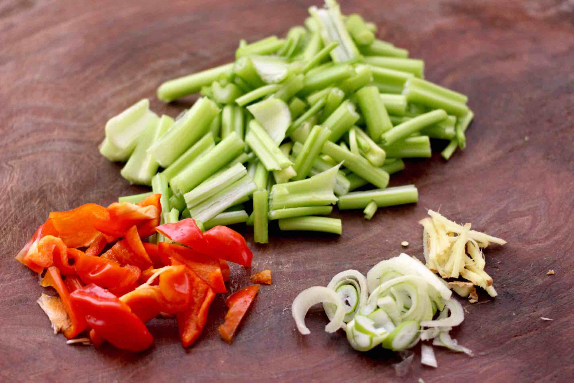 墨魚香干芹菜小炒的做法-咸鮮味炒菜譜-易網健康養生網 墨魚香干芹菜小炒的做法-咸鮮味炒菜譜