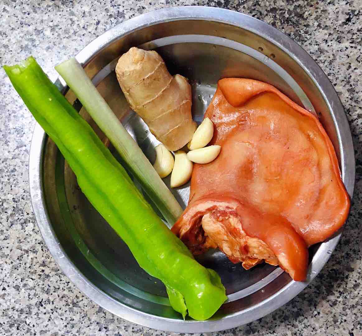 爆炒豬耳朵的做法-香辣味炒菜譜-易網<a href=http://www.jsjjzhkt.cn/ target=_blank class=infotextkey>健康養生</a>網 爆炒豬耳朵的做法-香辣味炒菜譜