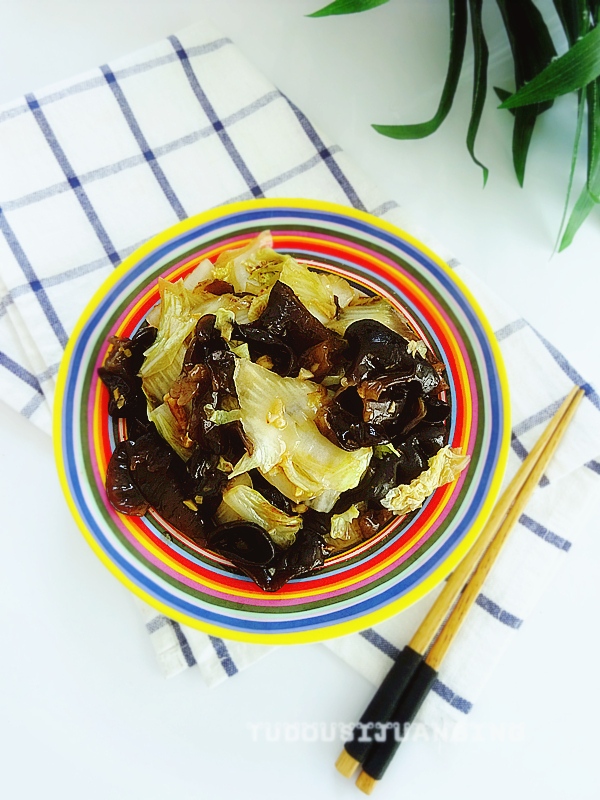 木耳炒白菜的做法-家常味炒菜譜-易網健康養(yǎng)生網 木耳炒白菜的做法-家常味炒菜譜