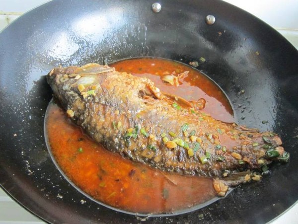 紅燒鯉魚的做法-家常味燒菜譜-易網(wǎng)健康養(yǎng)生網(wǎng) 紅燒鯉魚的做法-家常味燒菜譜