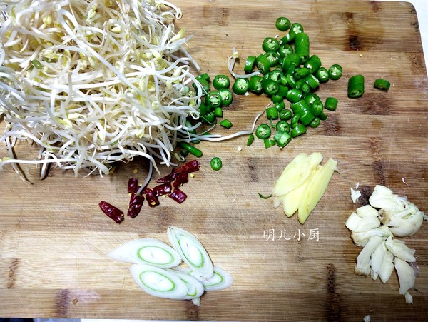 爆炒綠豆芽的做法-家常味炒菜譜-易網<a href=http://www.jsjjzhkt.cn/ target=_blank class=infotextkey>健康養(yǎng)生</a>網 爆炒綠豆芽的做法-家常味炒菜譜