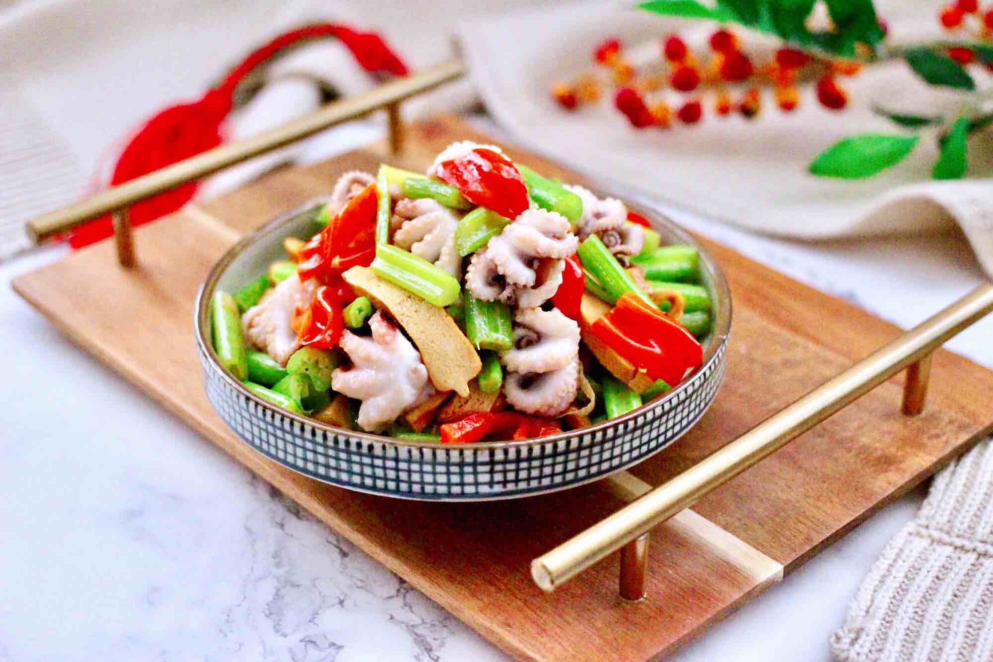 墨魚香干芹菜小炒的做法-咸鮮味炒菜譜-易網健康養生網 墨魚香干芹菜小炒的做法-咸鮮味炒菜譜