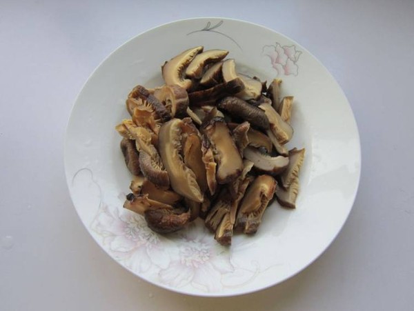 香菇炒肉皮的做法-家常味炒菜譜-易網健康養生網 香菇炒肉皮的做法-家常味炒菜譜