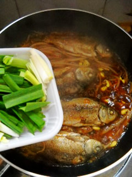 豆芽燒鯽魚的做法-咸鮮味燒菜譜-易網健康養生網 豆芽燒鯽魚的做法-咸鮮味燒菜譜