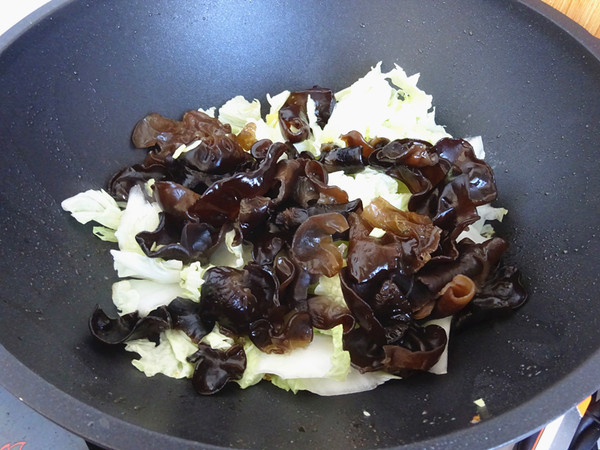 木耳炒白菜的做法-家常味炒菜譜-易網健康養(yǎng)生網 木耳炒白菜的做法-家常味炒菜譜