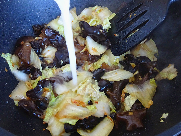 木耳炒白菜的做法-家常味炒菜譜-易網健康養(yǎng)生網 木耳炒白菜的做法-家常味炒菜譜