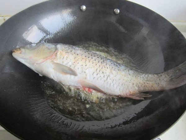 紅燒鯉魚的做法-家常味燒菜譜-易網(wǎng)健康養(yǎng)生網(wǎng) 紅燒鯉魚的做法-家常味燒菜譜