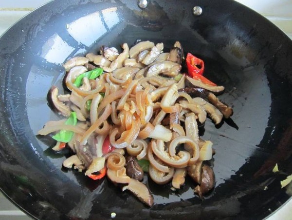 香菇炒肉皮的做法-家常味炒菜譜-易網健康養生網 香菇炒肉皮的做法-家常味炒菜譜