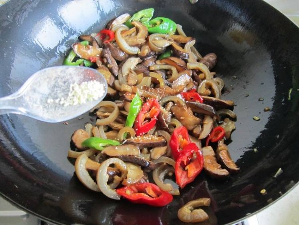 香菇炒肉皮的做法-家常味炒菜譜-易網健康養生網 香菇炒肉皮的做法-家常味炒菜譜