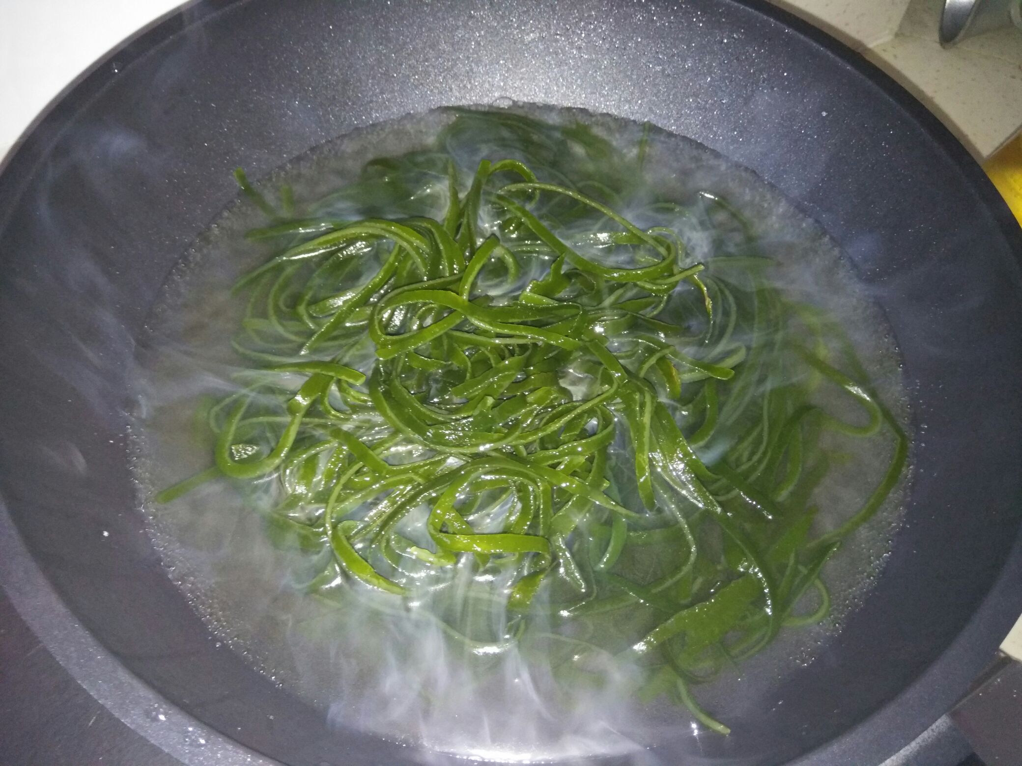 涼拌海帶絲的做法-家常味拌菜譜-易網健康養生網 涼拌海帶絲的做法-家常味拌菜譜