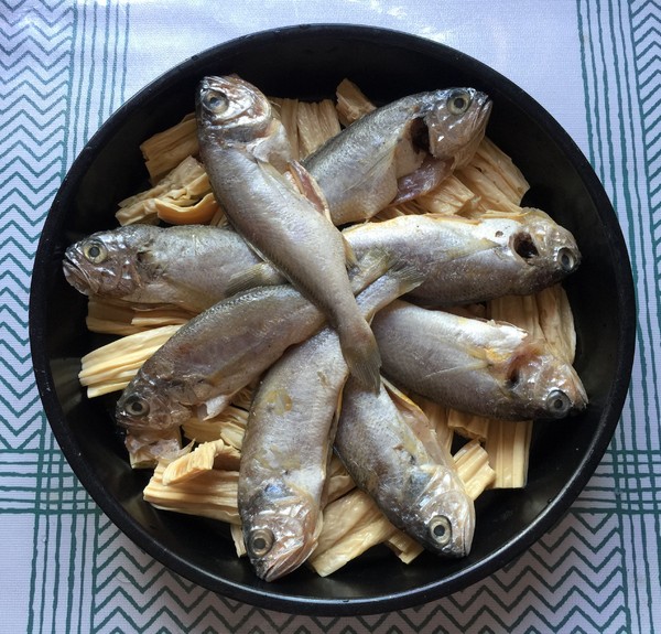 腐竹蒸小黃魚的做法-香辣味蒸菜譜-易網健康養生網 腐竹蒸小黃魚的做法-香辣味蒸菜譜