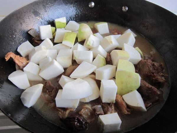 恰瑪古燜羊排的做法-家常味燜菜譜