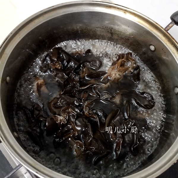 涼拌木耳的做法-家常味拌菜譜-易網<a href=http://www.jsjjzhkt.cn/ target=_blank class=infotextkey>健康養生</a>網 涼拌木耳的做法-家常味拌菜譜