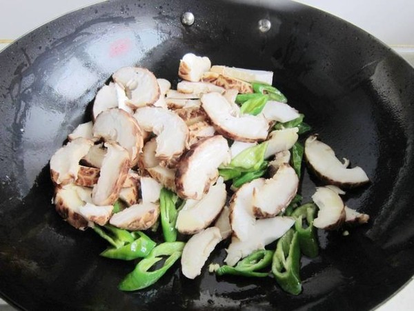 花菇炒肉的做法-家常味炒菜譜-易網健康養生網 花菇炒肉的做法-家常味炒菜譜