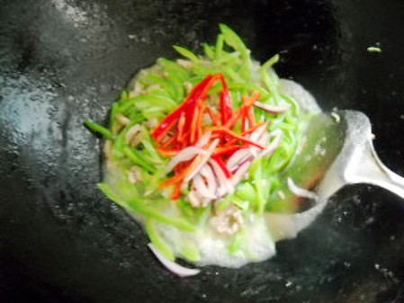 蔥香蛇豆肉絲的做法-蔥香味炒菜譜-易網(wǎng)健康養(yǎng)生網(wǎng) 蔥香蛇豆肉絲的做法-蔥香味炒菜譜
