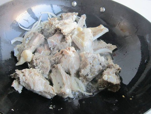 恰瑪古燜羊排的做法-家常味燜菜譜