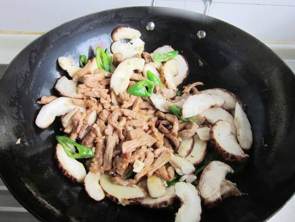 花菇炒肉的做法-家常味炒菜譜-易網健康養生網 花菇炒肉的做法-家常味炒菜譜