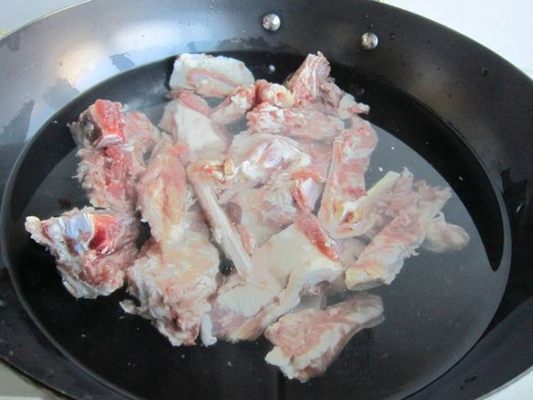 恰瑪古燜羊排的做法-家常味燜菜譜