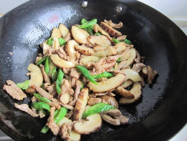 花菇炒肉的做法-家常味炒菜譜-易網健康養生網 花菇炒肉的做法-家常味炒菜譜