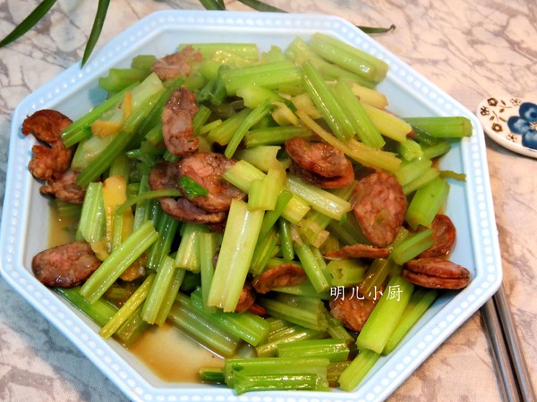 香腸炒芹菜的做法-家常味炒菜譜-易網(wǎng)健康養(yǎng)生網(wǎng) 香腸炒芹菜的做法-家常味炒菜譜