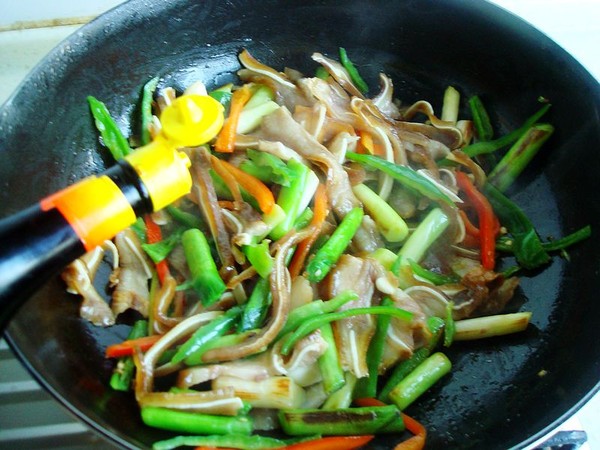 蒜苗炒豬耳朵的做法-蒜香味炒菜譜-易網(wǎng)健康養(yǎng)生網(wǎng) 蒜苗炒豬耳朵的做法-蒜香味炒菜譜