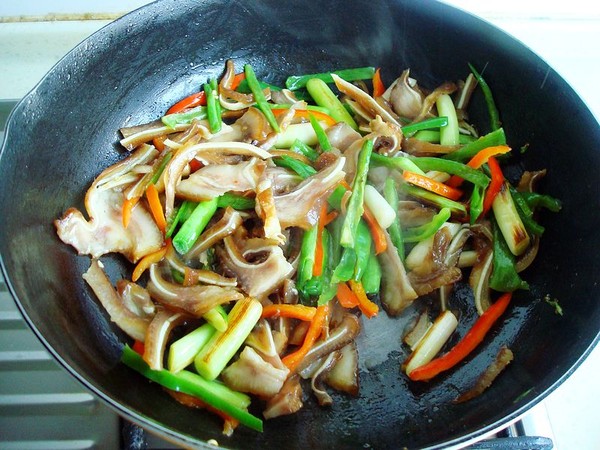 蒜苗炒豬耳朵的做法-蒜香味炒菜譜-易網(wǎng)健康養(yǎng)生網(wǎng) 蒜苗炒豬耳朵的做法-蒜香味炒菜譜