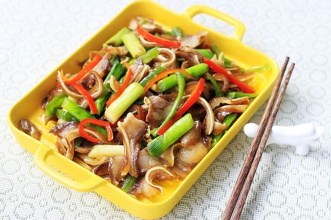 蒜苗炒豬耳朵的做法-蒜香味炒菜譜-易網(wǎng)健康養(yǎng)生網(wǎng) 蒜苗炒豬耳朵的做法-蒜香味炒菜譜