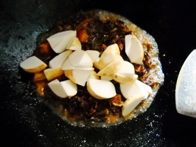 梅菜芋頭紅燒肉的做法-咸鮮味燒菜譜