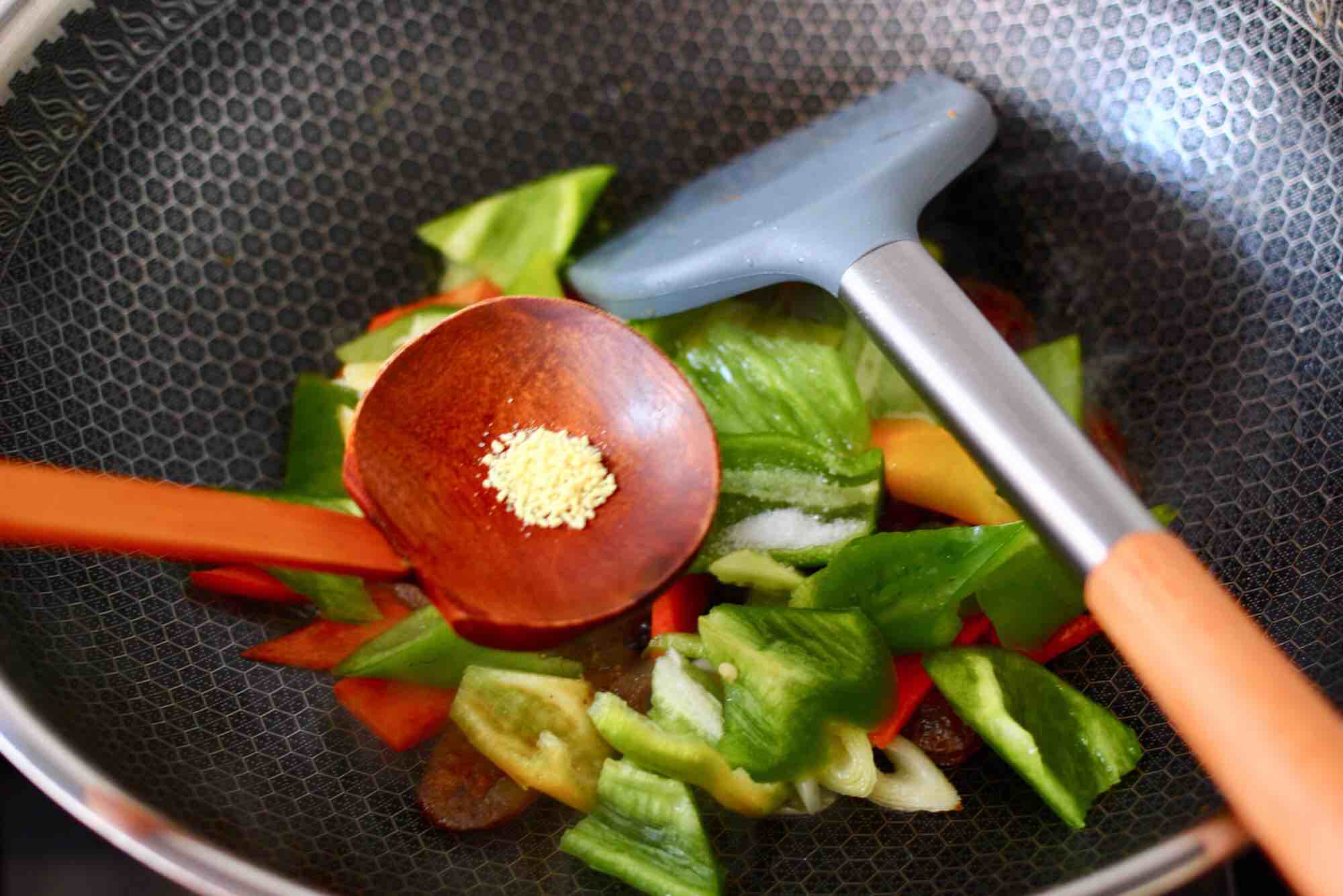 臘腸辣炒雞蛋的做法-家常味炒菜譜