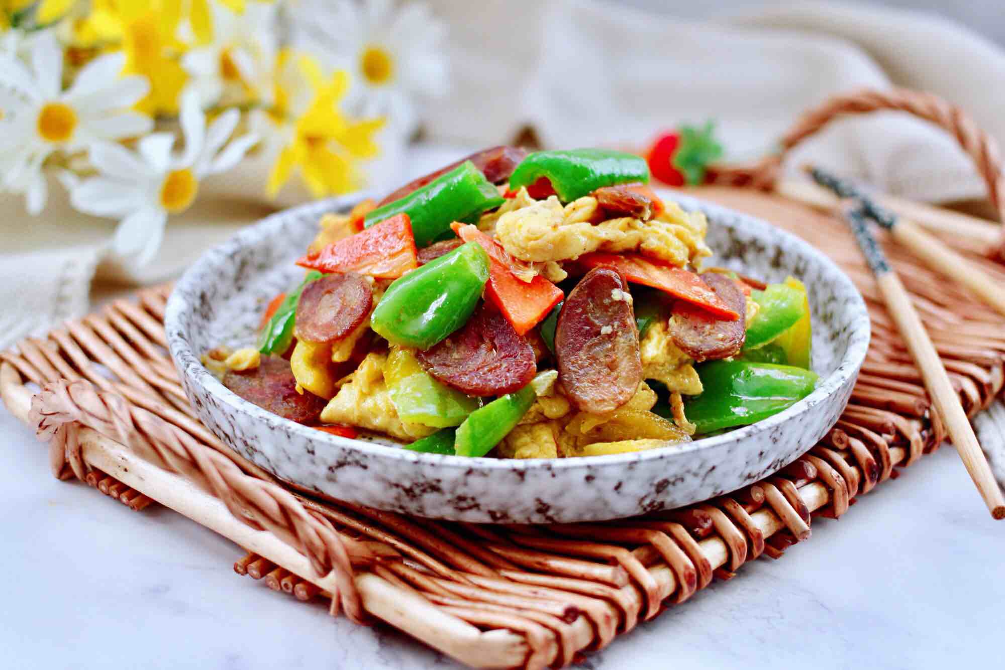 臘腸辣炒雞蛋的做法-家常味炒菜譜