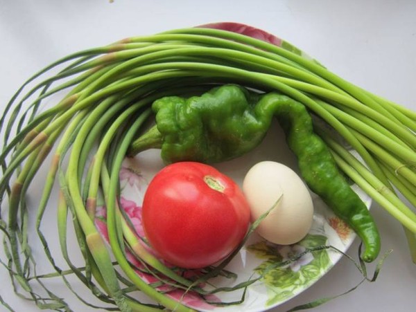 西紅柿蒜薹炒雞蛋的做法-家常味炒菜譜-易網<a href=http://www.jsjjzhkt.cn/ target=_blank class=infotextkey>健康養生</a>網 西紅柿蒜薹炒雞蛋的做法-家常味炒菜譜