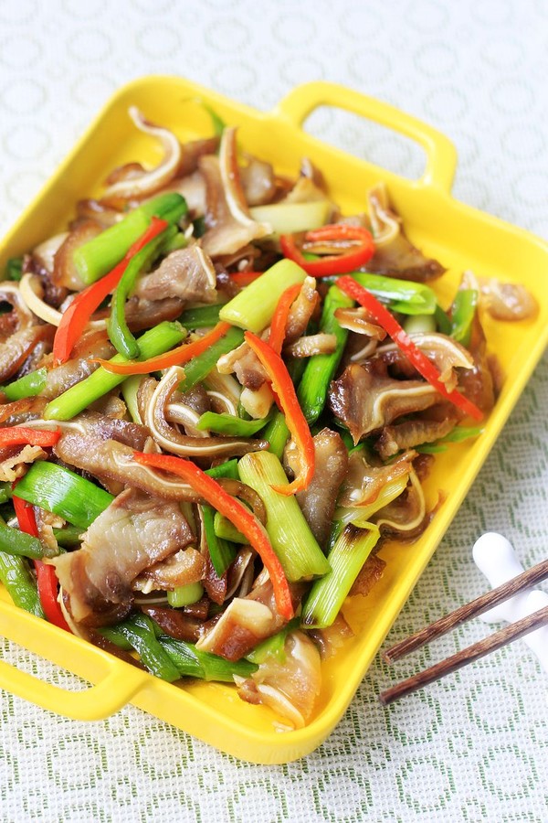 蒜苗炒豬耳朵的做法-蒜香味炒菜譜-易網(wǎng)健康養(yǎng)生網(wǎng) 蒜苗炒豬耳朵的做法-蒜香味炒菜譜