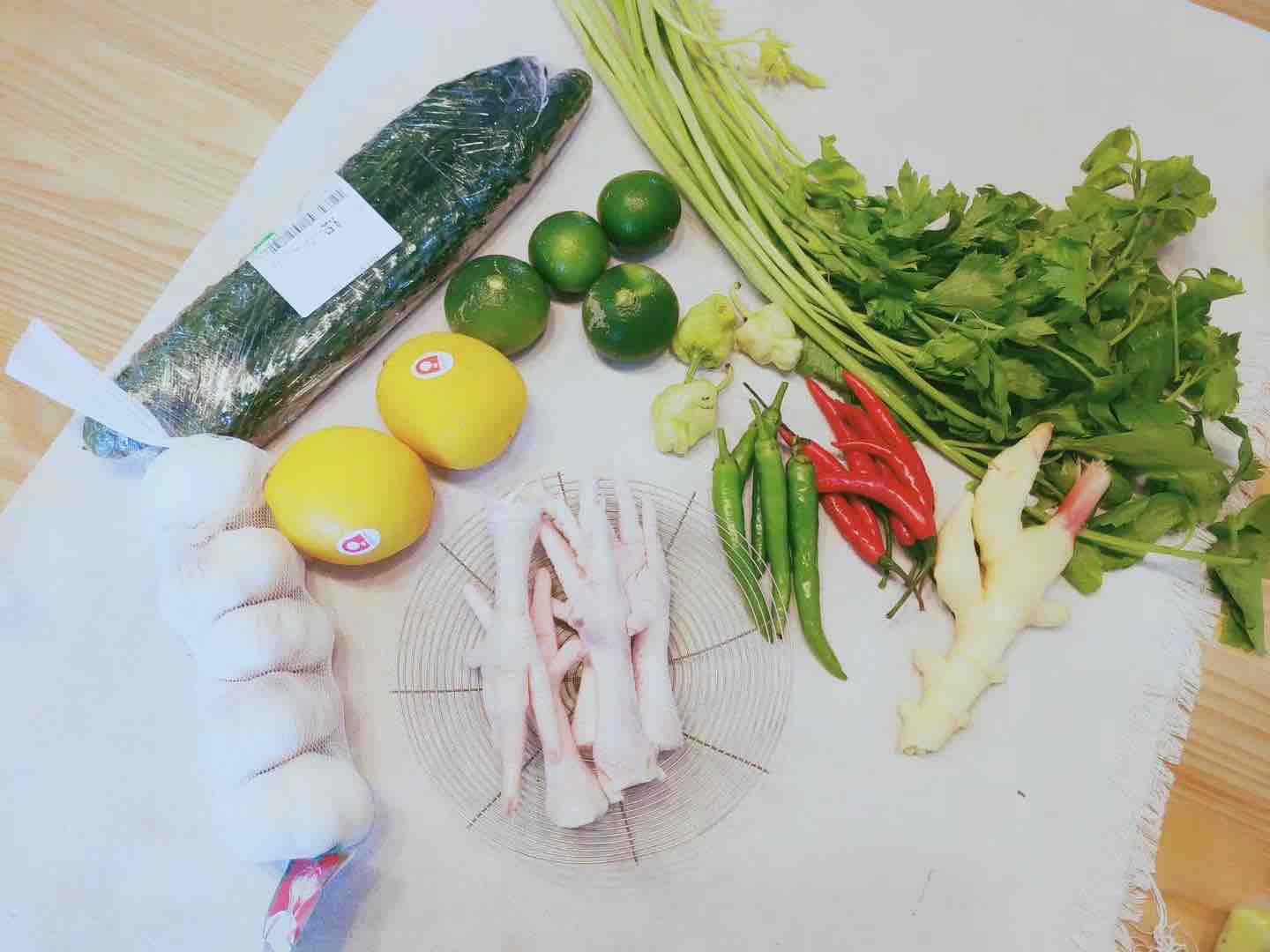 檸檬雞爪的做法-酸辣味泡菜譜-易網<a href=http://www.jsjjzhkt.cn/ target=_blank class=infotextkey>健康養生</a>網 檸檬雞爪的做法-酸辣味泡菜譜