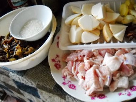 梅菜芋頭紅燒肉的做法-咸鮮味燒菜譜