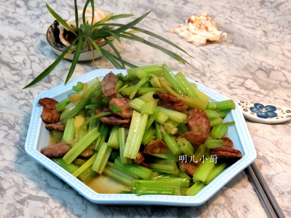 香腸炒芹菜的做法-家常味炒菜譜-易網(wǎng)健康養(yǎng)生網(wǎng) 香腸炒芹菜的做法-家常味炒菜譜