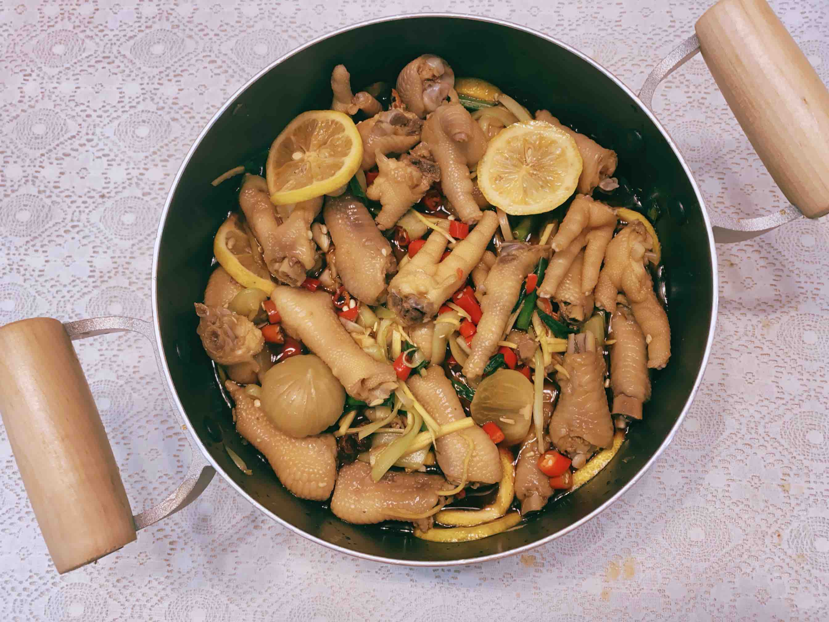 檸檬雞爪的做法-酸辣味泡菜譜-易網健康養生網 檸檬雞爪的做法-酸辣味泡菜譜