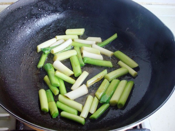 蒜苗炒豬耳朵的做法-蒜香味炒菜譜-易網(wǎng)健康養(yǎng)生網(wǎng) 蒜苗炒豬耳朵的做法-蒜香味炒菜譜