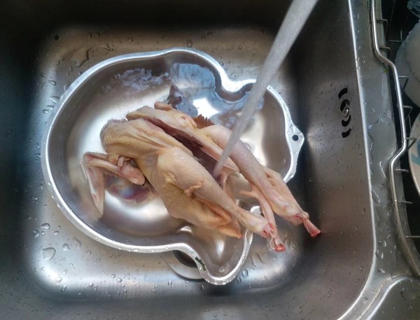 蒜香童子雞的做法-咸鮮味燒菜譜-易網<a href=http://www.jsjjzhkt.cn/ target=_blank class=infotextkey>健康養生</a>網 蒜香童子雞的做法-咸鮮味燒菜譜