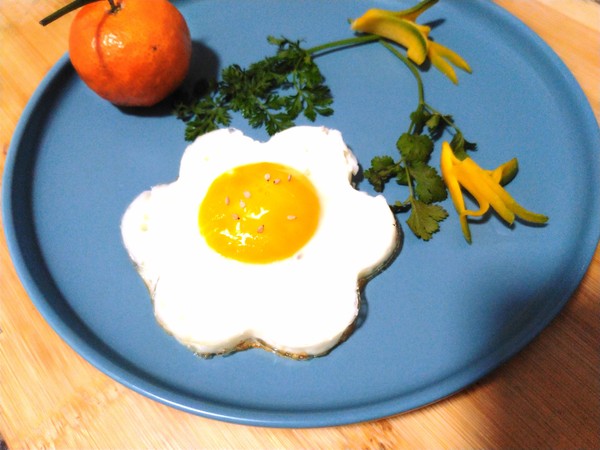 煎花朵雞蛋的做法-家常味煎菜譜