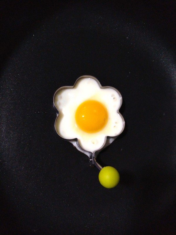 煎花朵雞蛋的做法-家常味煎菜譜