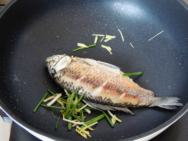 冬瓜鯽魚湯的做法-家常味煮菜譜-易網健康養生網 冬瓜鯽魚湯的做法-家常味煮菜譜