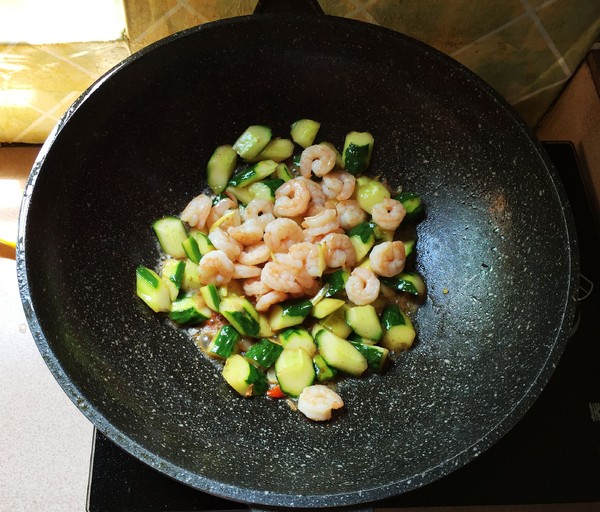 黃瓜炒蝦仁的做法-家常味炒菜譜-易網(wǎng)健康養(yǎng)生網(wǎng) 黃瓜炒蝦仁的做法-家常味炒菜譜