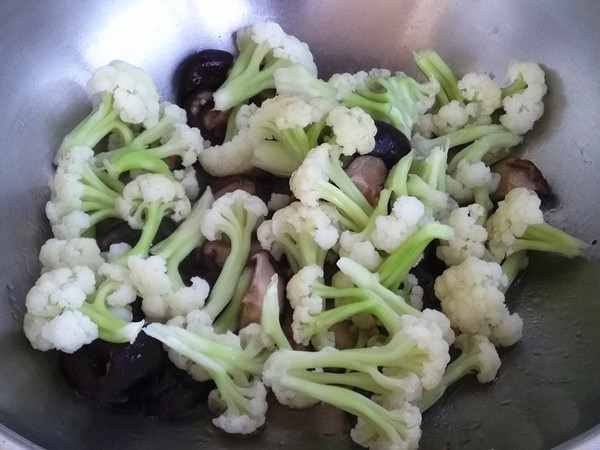 香菇炒菜花的做法-家常味炒菜譜