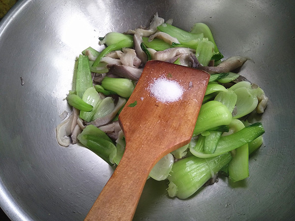 鳳尾蘑炒油菜的做法-家常味炒菜譜