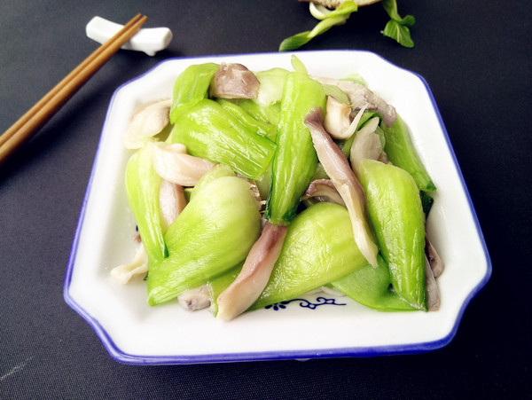 鳳尾蘑炒油菜的做法-家常味炒菜譜