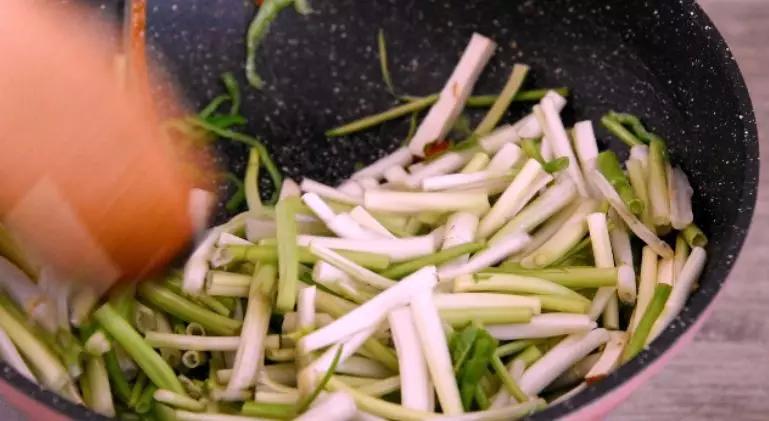 水芹炒香干的做法-家常味炒菜譜