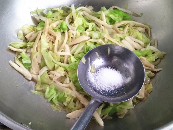 圓白菜燒杏鮑菇的做法-家常味燒菜譜